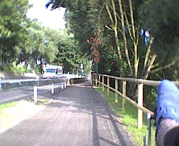Verengung des Radwegs an der Niddabrücke, in Richtung Bad Vilbel gesehen